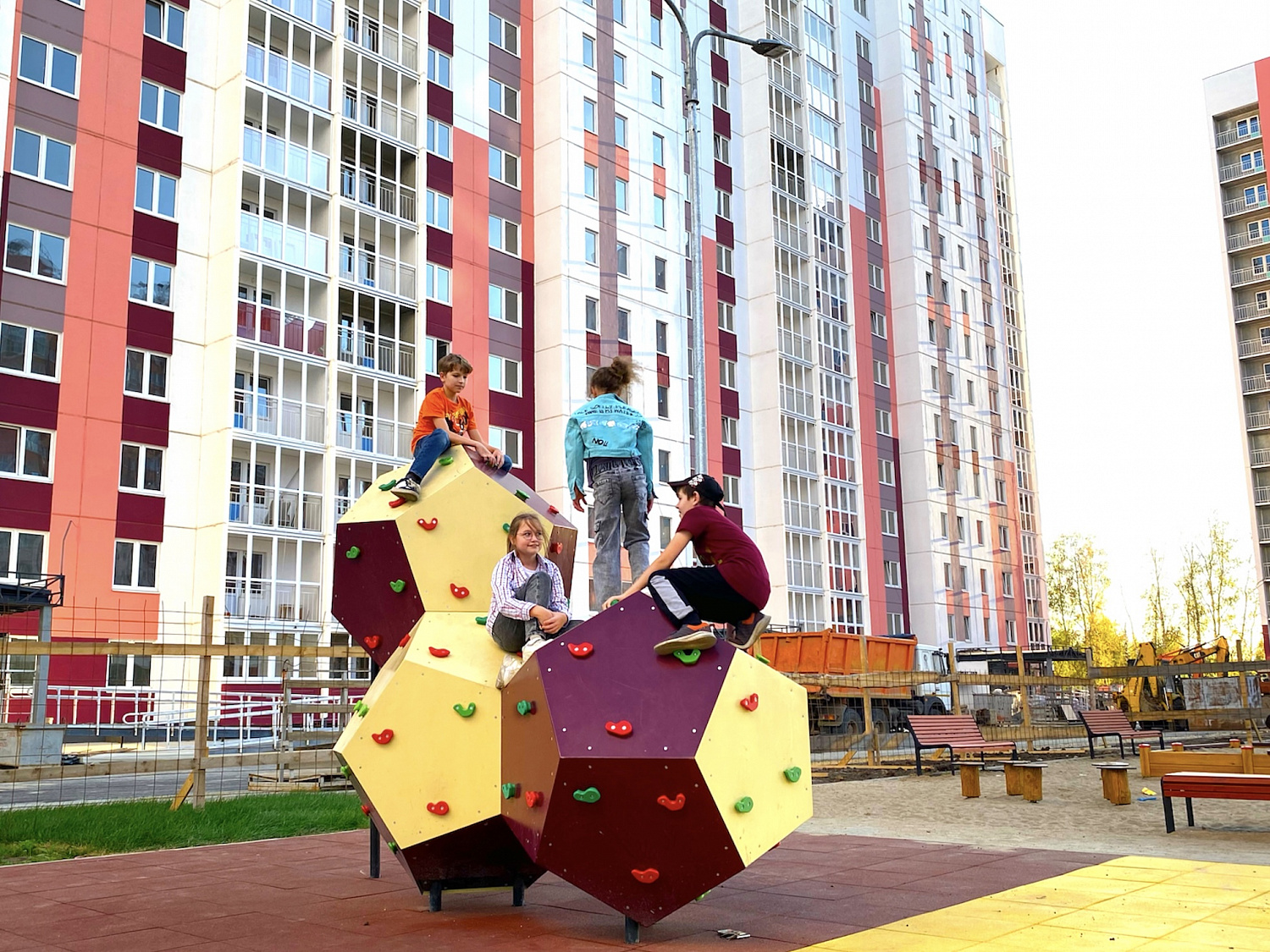 Лаконичная и стильная площадка для ЖК "Яблоневый сад"